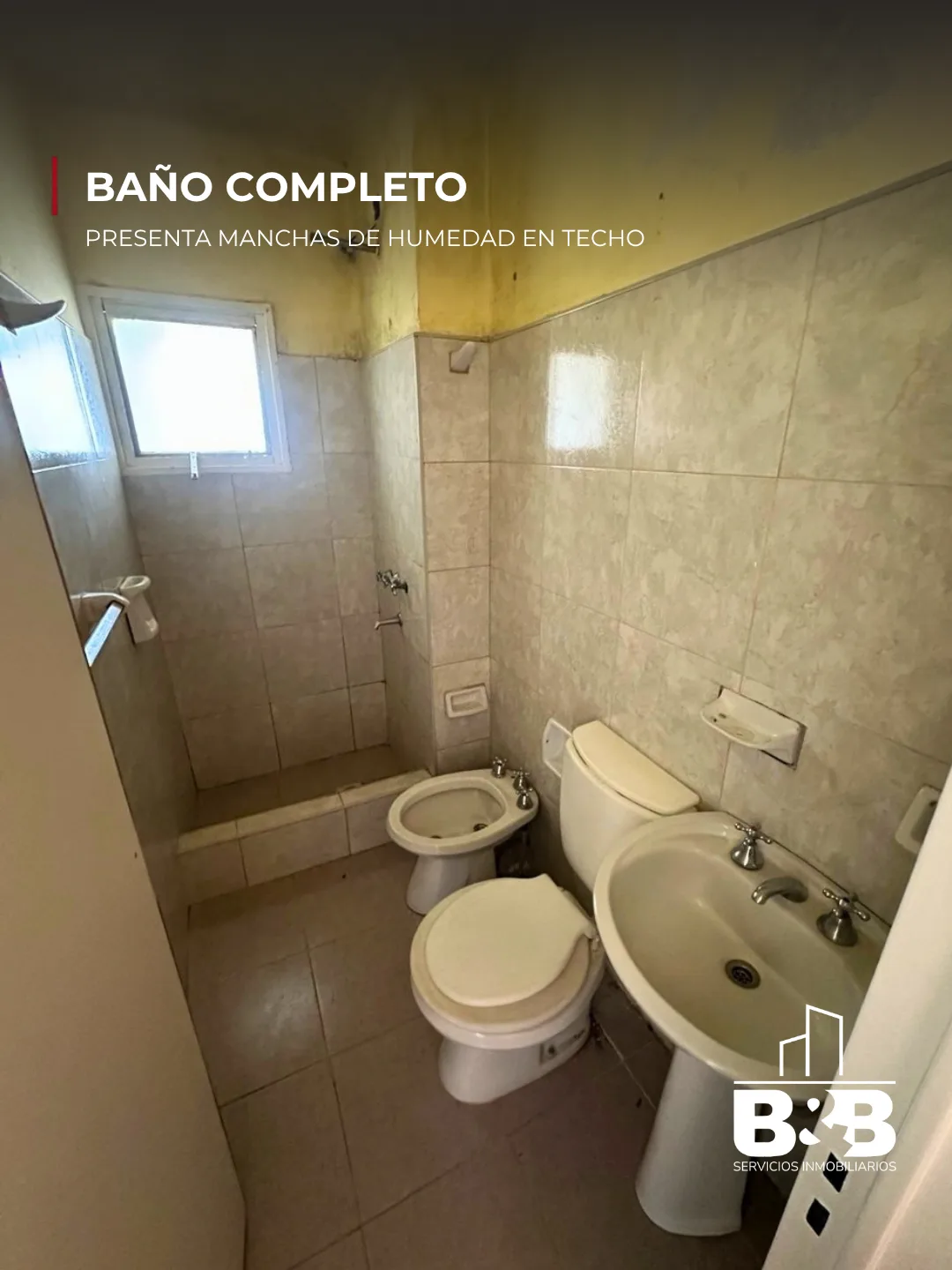 Baño completo, con manchas de humedad en el techo